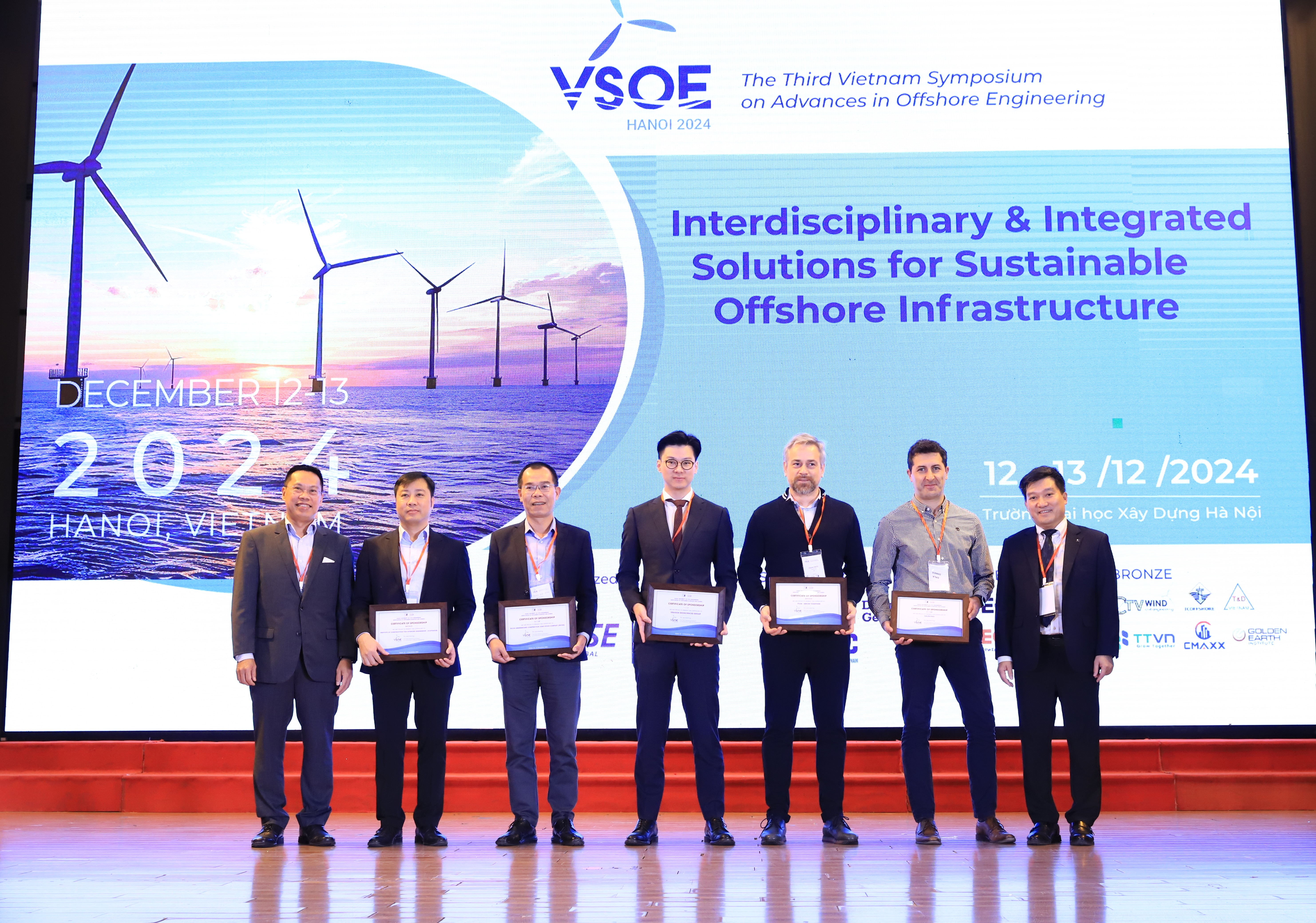 C&aacute;c nh&agrave; t&agrave;i trợ được trao giấy chứng nhận tại hội thảo. Ảnh: AVSE.