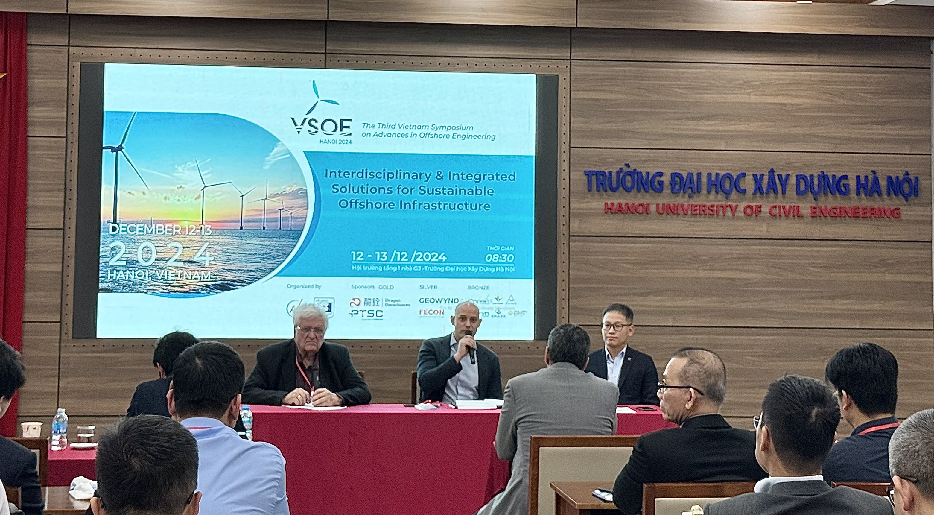 Các chuyên gia tại hội thảo Khoa học quốc tế về “Những tiến bộ khoa học kỹ thuật trong công trình ngoài khơi tại Việt Nam” (VSOE) năm 2024.
