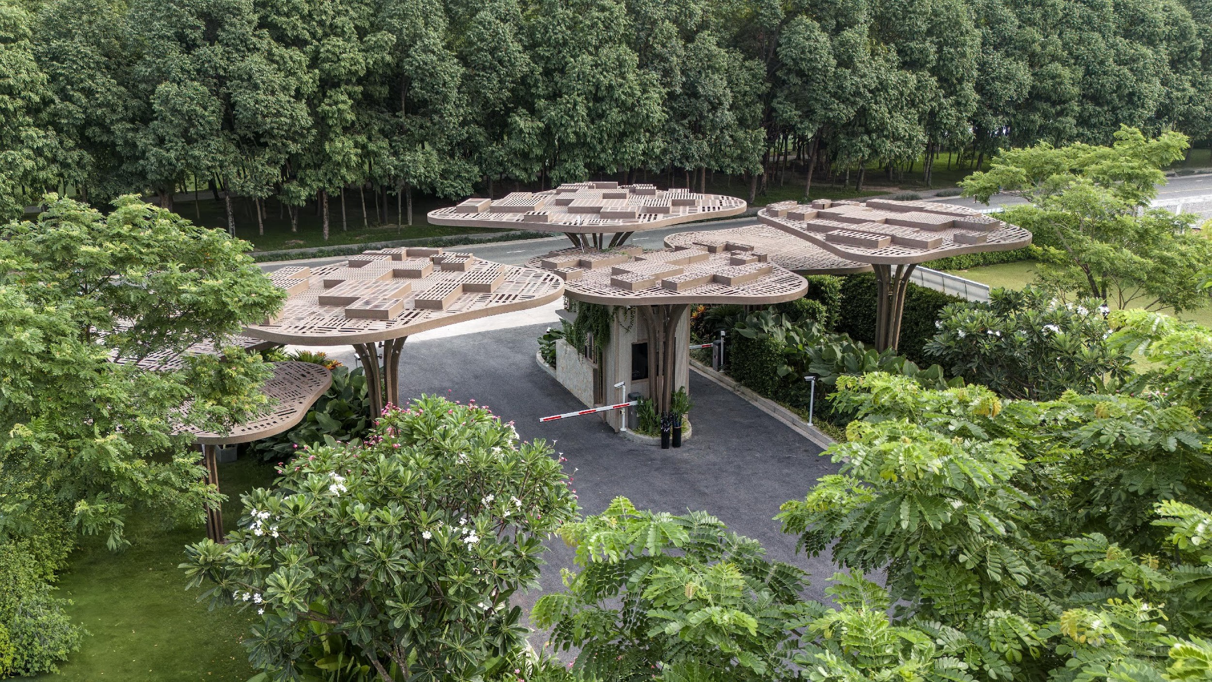 Cư dân The Orchard sẽ được đón tiếp trong không gian xanh mát ngay từ cổng chào, kề cạnh công viên và hồ nước trung tâm (Ảnh: Sycamore).