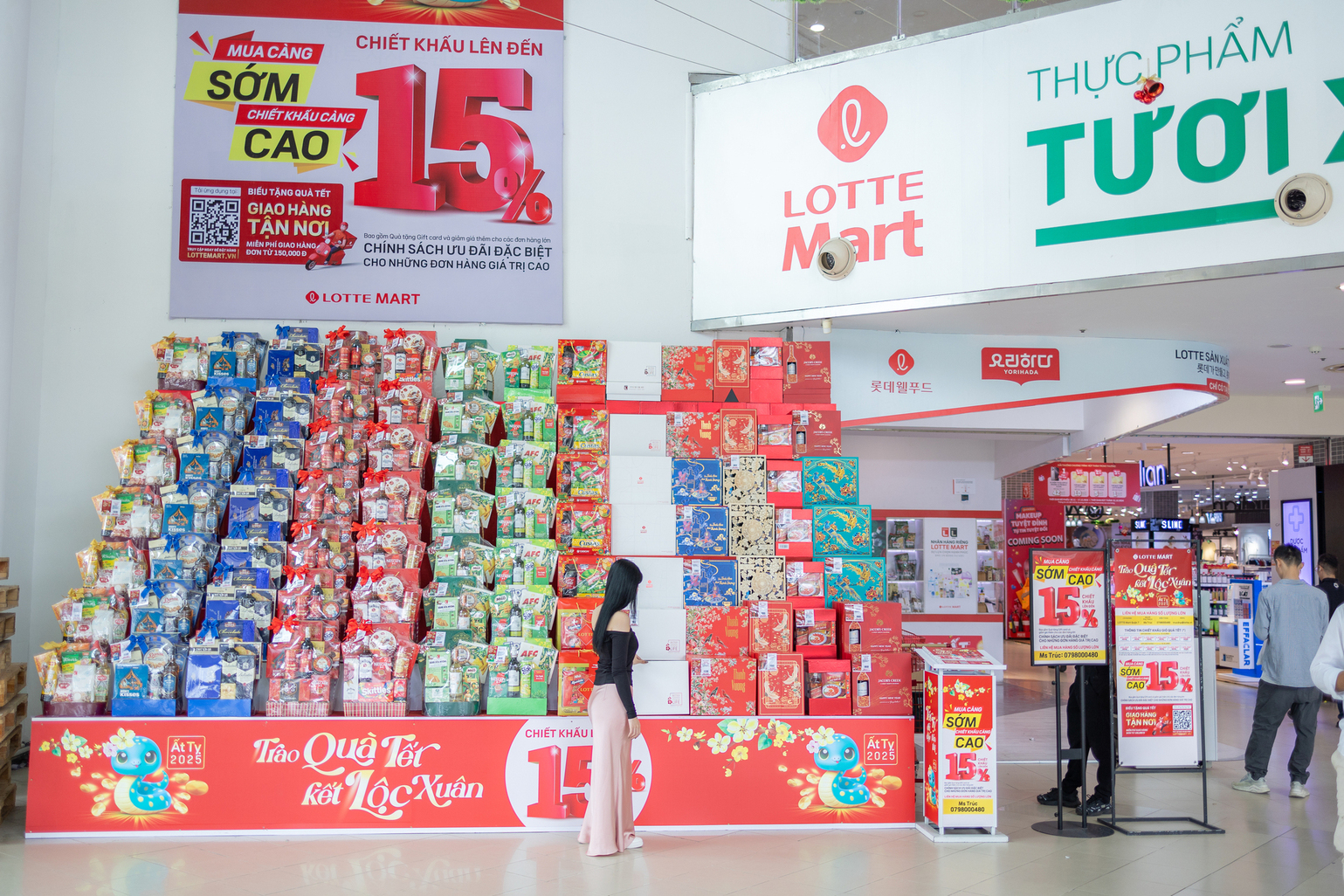 Đa dạng giỏ quà tặng với các mẫu mã bao bì bắt mắt tại LOTTE Mart.