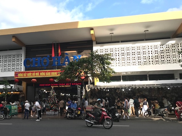 Chợ H&agrave;n-một trong những trung t&acirc;m thương mại lớn của Đ&agrave; Nẵng ứng dụng tiện &iacute;ch thương mại điện tử phục vụ&nbsp; người d&acirc;n v&agrave; kh&aacute;ch du lịch. Ảnh Ng&ocirc; Anh Văn