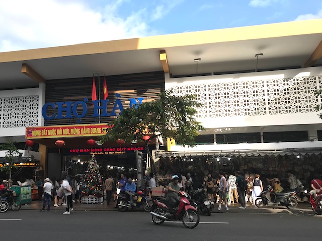 Chợ H&agrave;n-một trong những trung t&acirc;m thương mại lớn của Đ&agrave; Nẵng ứng dụng tiện &iacute;ch thương mại điện tử phục vụ&nbsp; người d&acirc;n v&agrave; kh&aacute;ch du lịch. Ảnh Ng&ocirc; Anh Văn