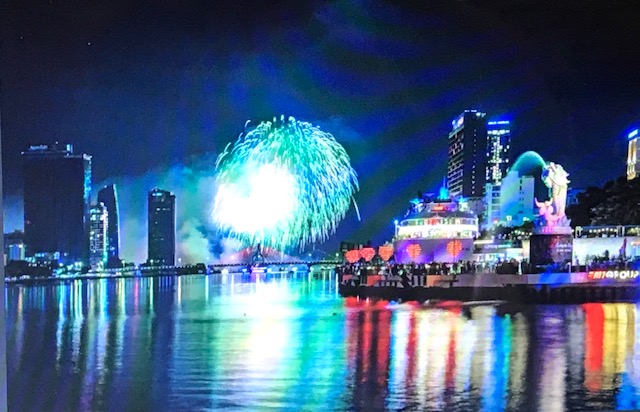 Tr&igrave;nh diễn ph&aacute;o hoa quốc tế-sản phẩm du lịch đặc sắc ri&ecirc;ng c&oacute; của Đ&agrave; Nẵng&nbsp; thu h&uacute;t đ&ocirc;ng đảo du kh&aacute;ch trong nước v&agrave; quốc tế.