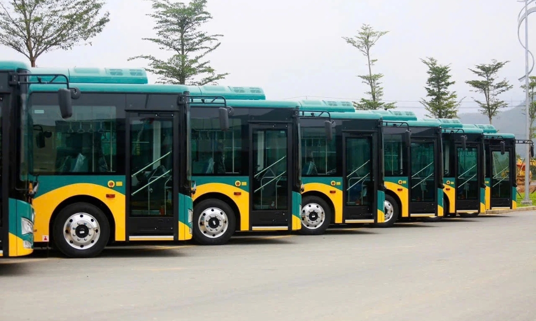 Xe buýt điện kết nối với tuyến metro số 1 TP.HCM có hình ảnh nhận diện riêng.