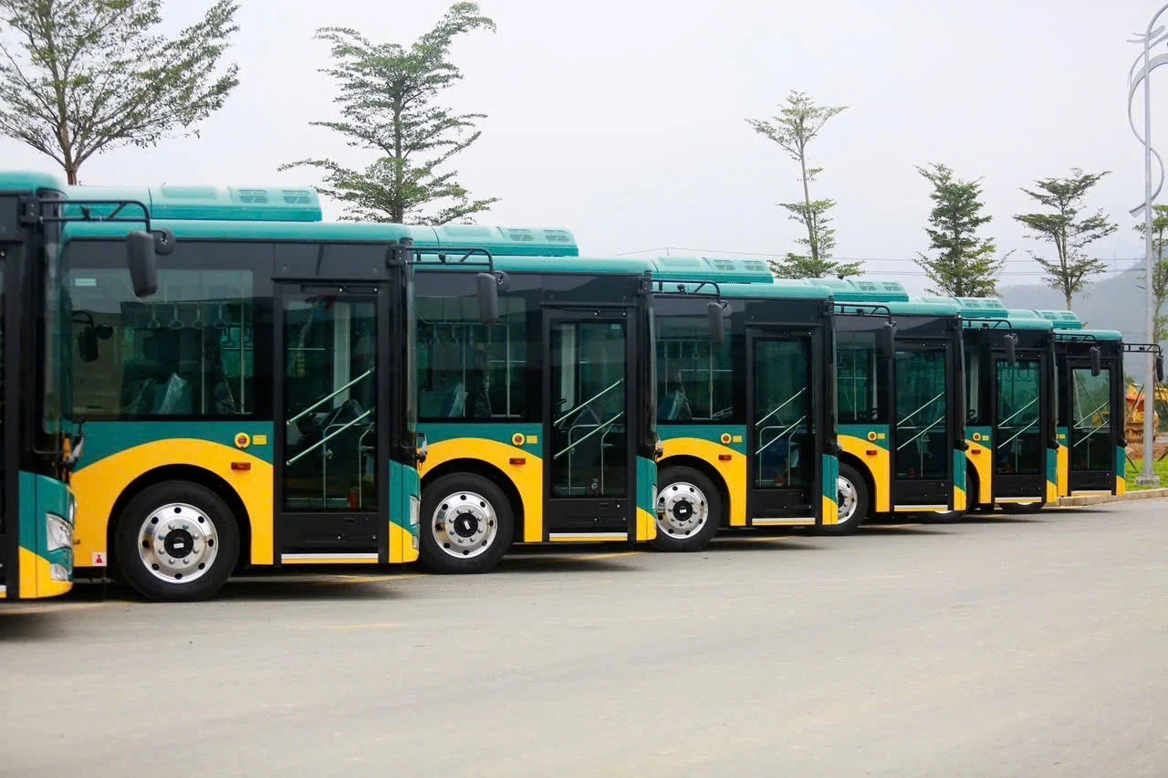 Xe buýt điện kết nối với tuyến metro số 1 TP.HCM có hình ảnh nhận diện riêng.
