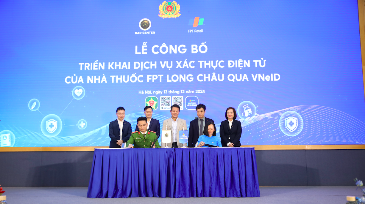 Lễ ký kết hợp tác giữa Trung tâm nghiên cứu, ứng dụng dữ liệu dân cư và căn cước công dân (Trung tâm RAR) thuộc Cục C06 (Bộ Công an) và FPT Long Châu triển khai dịch vụ xác thực điện tử của nhà thuốc FPT Long Châu qua VNeID.