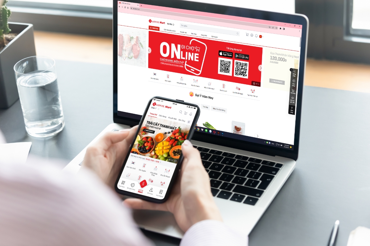 Kh&aacute;ch h&agrave;ng tiết kiệm thời gian mua sắm với ứng dụng LOTTE Mart Online.