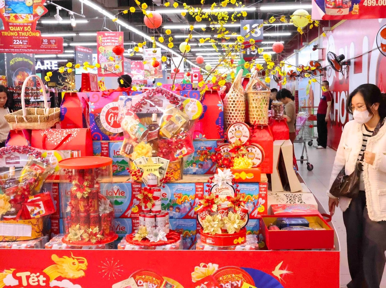 Trước thềm Tết Ất Tỵ 2025, nhiều doanh nghiệp tại TP.HCM đã "tung" ra các chương tình khuyến mãi, ưu đãi để kích cầu mua sắm. Ảnh minh họa.