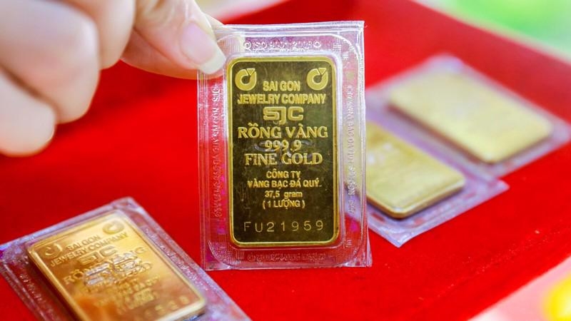 Domestic gold prices drop after bouncing back