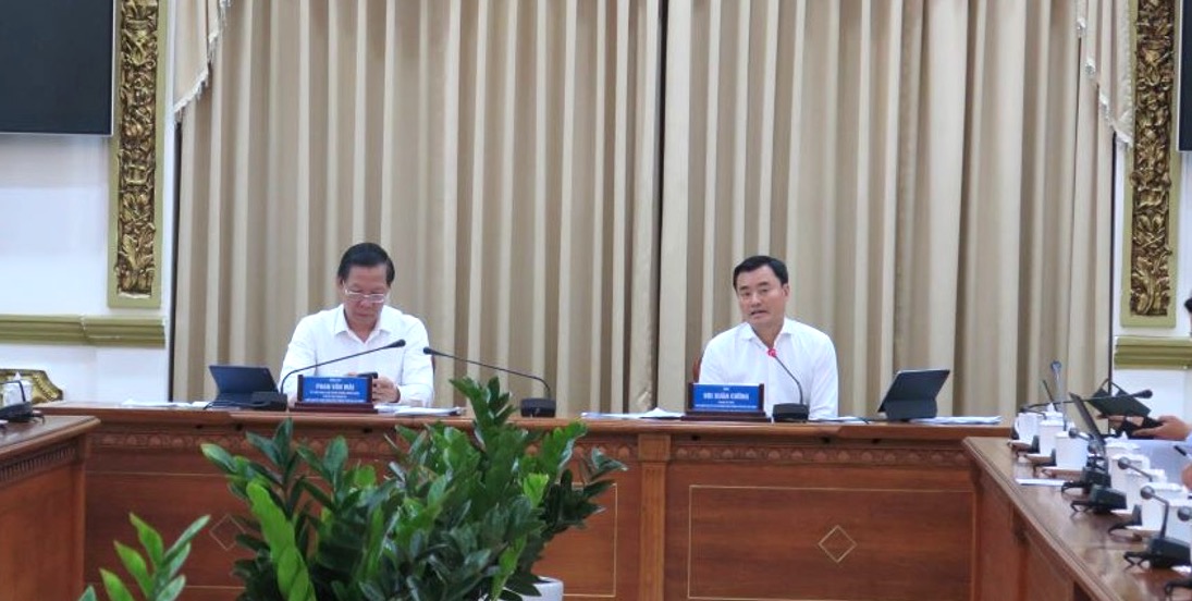 &Ocirc;ng B&ugrave;i Xu&acirc;n Cường (b&ecirc;n phải), Ph&oacute; Chủ tịch UBND TP.HCM, đề nghị c&aacute;c quận, huyện phải t&iacute;nh to&aacute;n để l&agrave;m sao gi&aacute; căn hộ tốt nhất cho người d&acirc;n... Ảnh: PT.&nbsp;