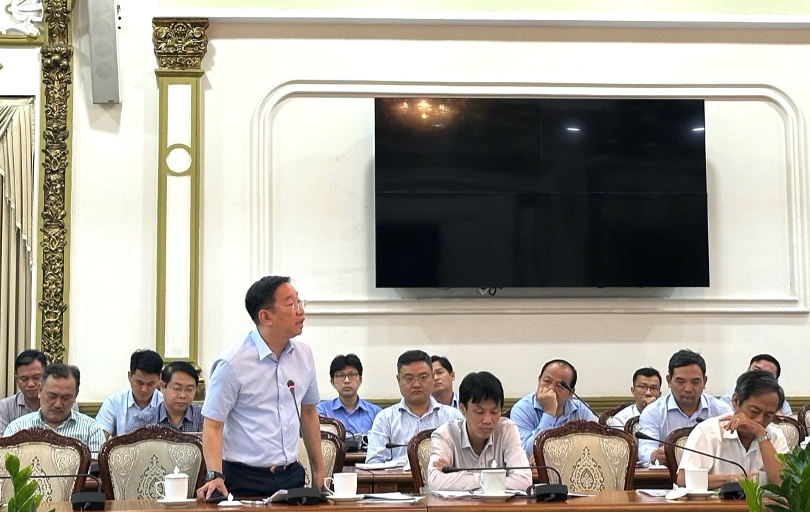 Ông Lê Trần Kiên, Chủ tịch UBND quận Bình Thạnh, TP.HCM, báo cáo tình hình triển khai trên địa bàn quận. Ảnh: PT.