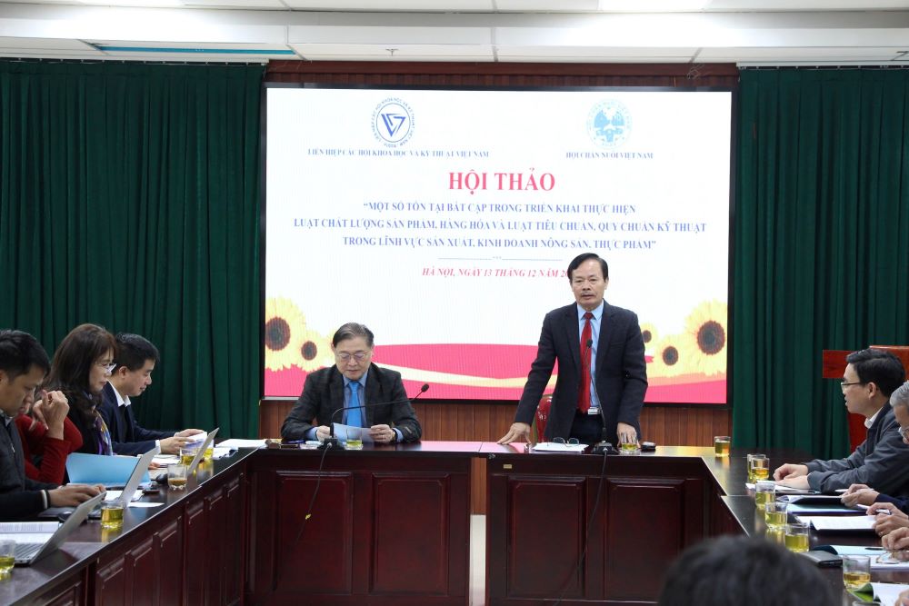 &Ocirc;ng Nguyễn Xu&acirc;n Dương (b&ecirc;n phải) ph&aacute;t biểu tại hội thảo.