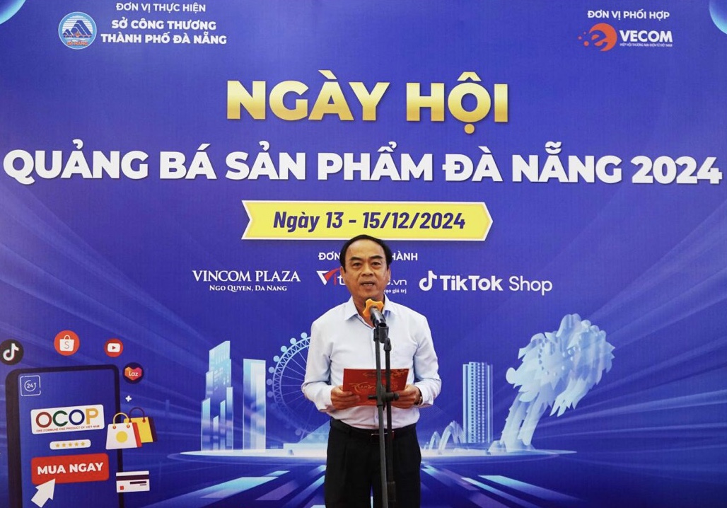 Ông Lê Thanh Hạ, Giám đốc Trung tâm Khuyến công và Xúc tiến thương mại Đà Nẵng phát biểu khai mạc Chương trình “Ngày hội quảng bá sản phẩm Đà Nẵng - 2024” .