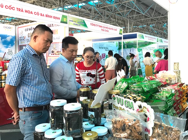 Sản phẩm OCOP đang được nhiều khách hàng quan tâm mua sắm. Ảnh Ngô Anh Văn