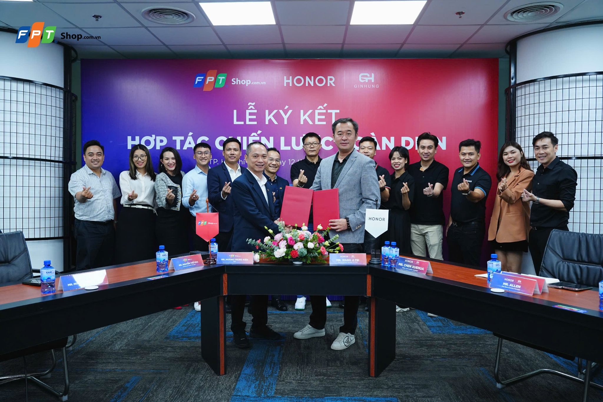 Chiều ngày 12/12 đã diễn ra lễ ký kết hợp tác chiến lược giữa FPT Shop và HONOR.