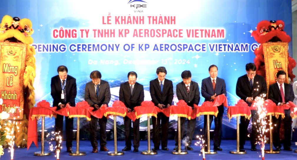 Lãnh đạo TP. Đà Nẵng và Công tyCông ty KP Aerospace Vietnam thực hiện nghi thức khánh thành Dự án Nhà máy sản xuất linh kiện Hàng không KP Vina đã hoàn thành giai đoạn 1.