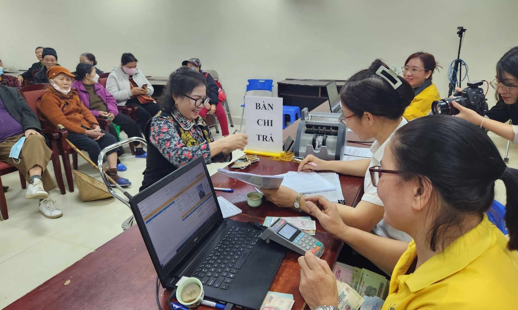 Chi trả lương hưu cho người hưởng tại Hà Nội. Ảnh: Thu Hiền.