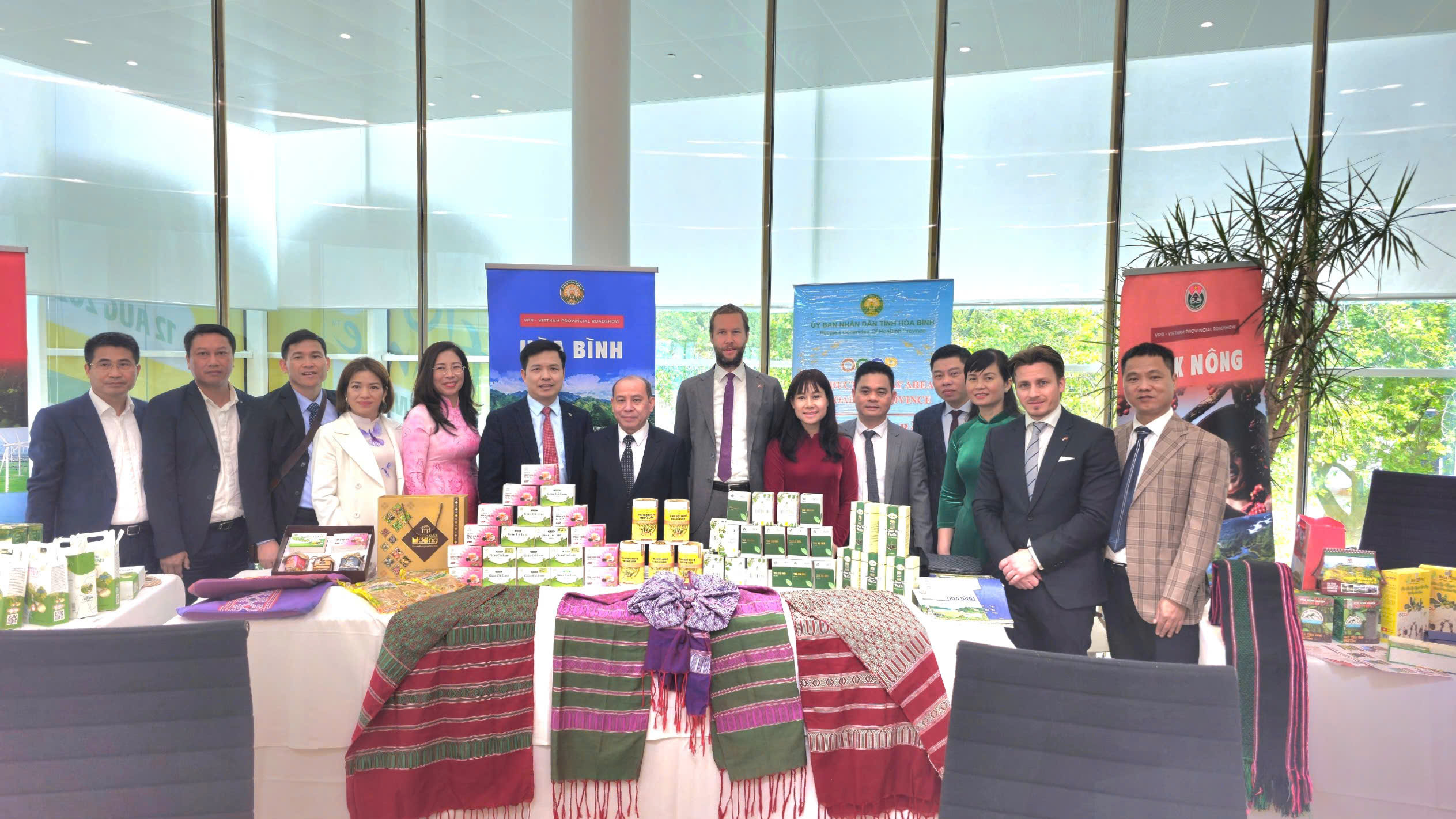 Đồng ch&iacute; B&ugrave;i Đức Hinh, Ph&oacute; B&iacute; thư Thường trực Tỉnh uỷ, Chủ tịch HĐND tỉnh Ho&agrave; B&igrave;nh dẫn đầu đo&agrave;n c&ocirc;ng t&aacute;c của tỉnh tham gia Chương tr&igrave;nh quảng b&aacute; địa phương Việt Nam tại Vương quốc H&agrave; Lan v&agrave; Cộng ho&agrave; Li&ecirc;n bang Đức.