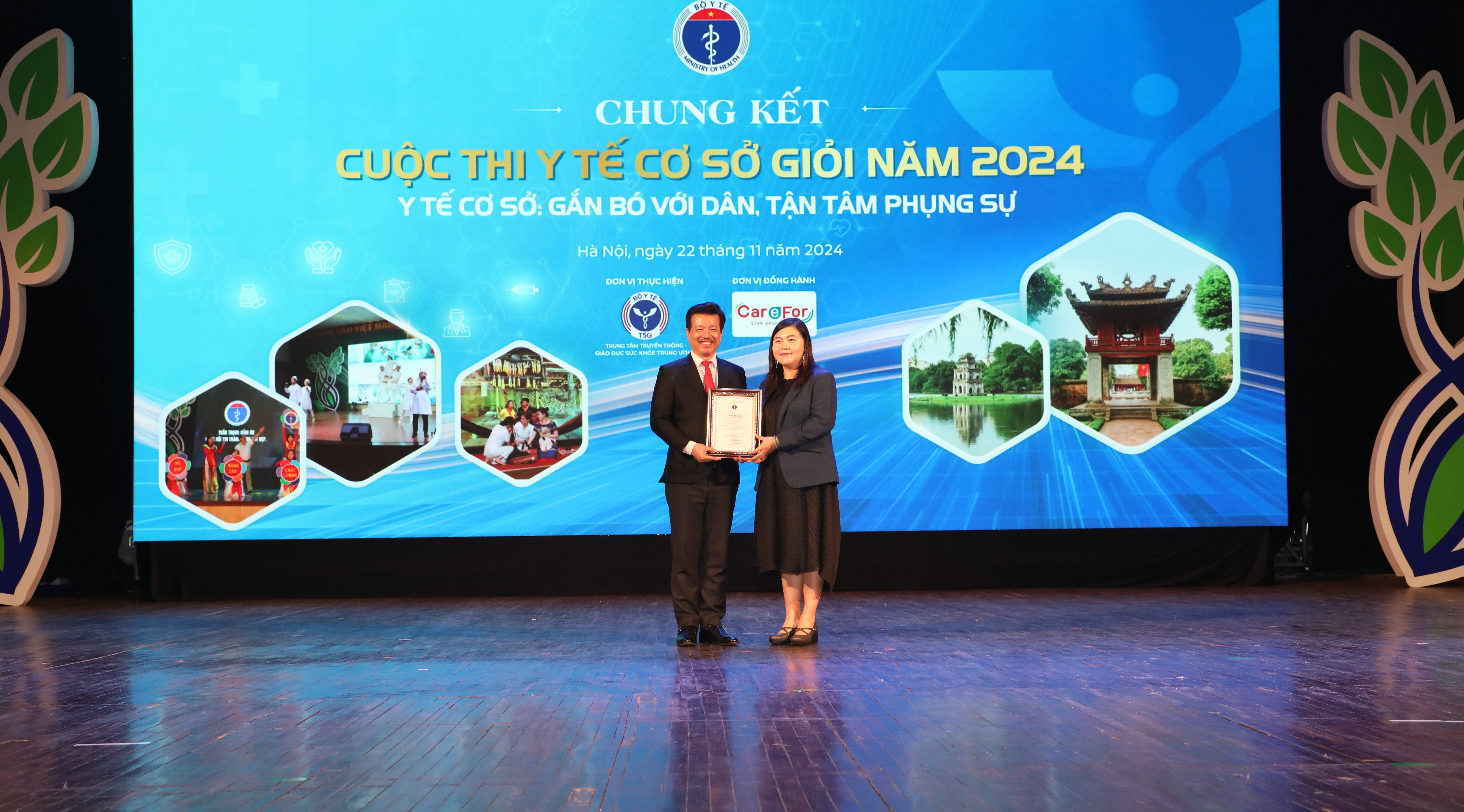 Bà Trần Huệ Mẫn - Giám đốc Care For Việt Nam nhận thư cảm ơn từ ông Vũ Mạnh Cường, Giám đốc Trung tâm Truyền thông - Giáo dục sức khoẻ Trung ương.