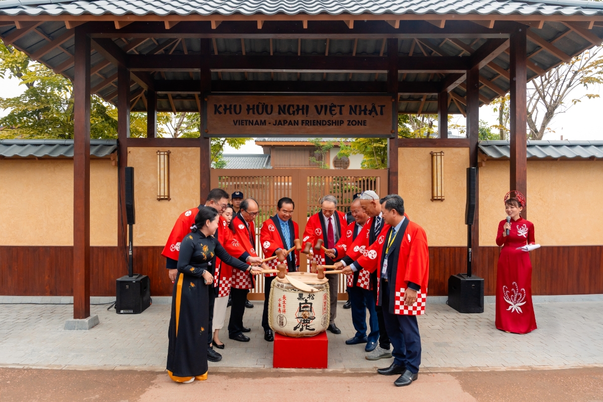 Nghi thức đập rượu Sake truyền thống của người Nhật Bản trong Lễ khánh thành "Nhà hữu nghị Việt - Nhật".