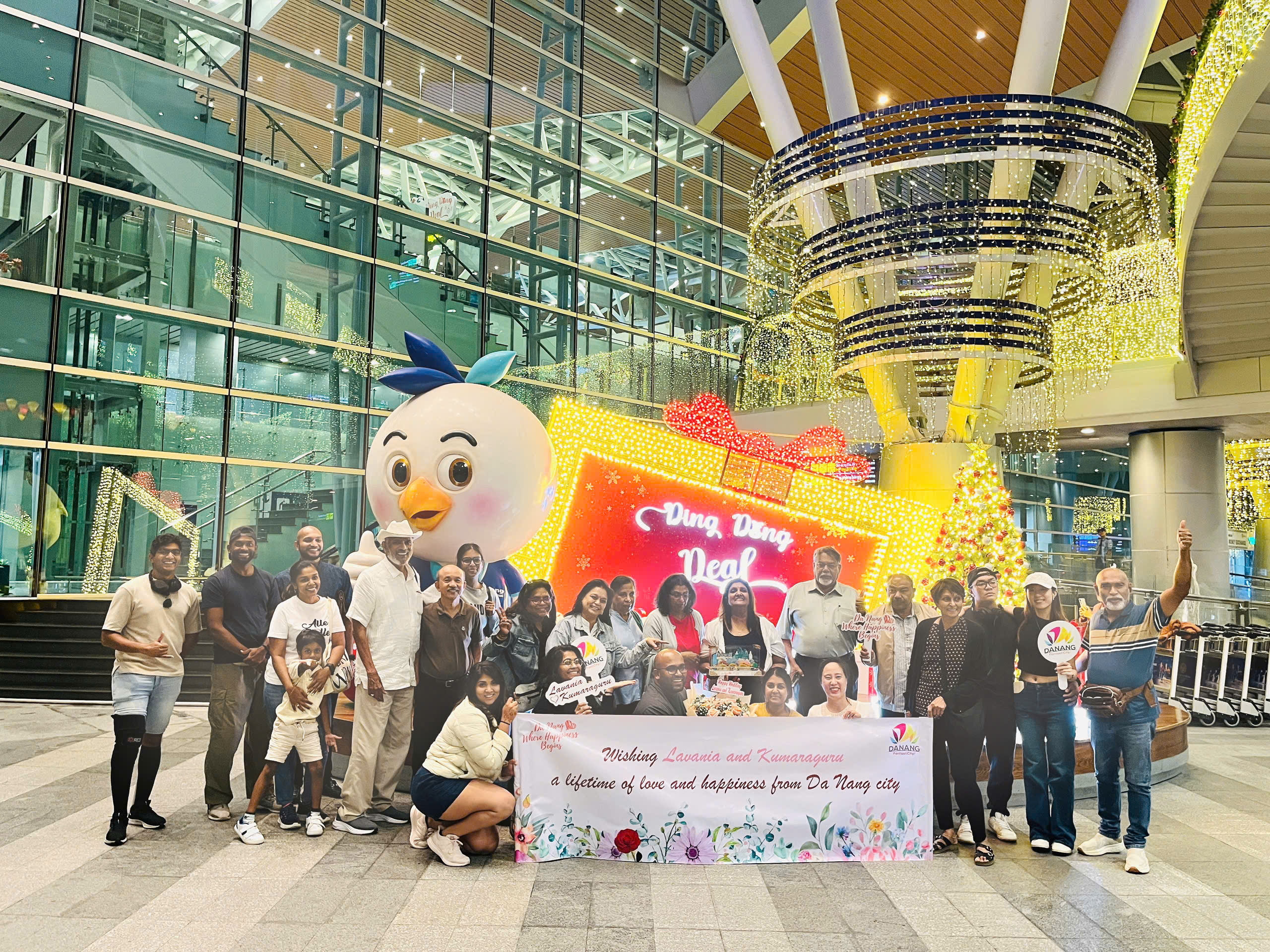 Cặp đ&ocirc;i c&ocirc; d&acirc;u Lavania & ch&uacute; rể Kuramaguru Malaysia c&ugrave;ng gia đ&igrave;nh đến s&acirc;n bay quốc tế Đ&agrave; Nẵng ng&agrave;y 15/12.