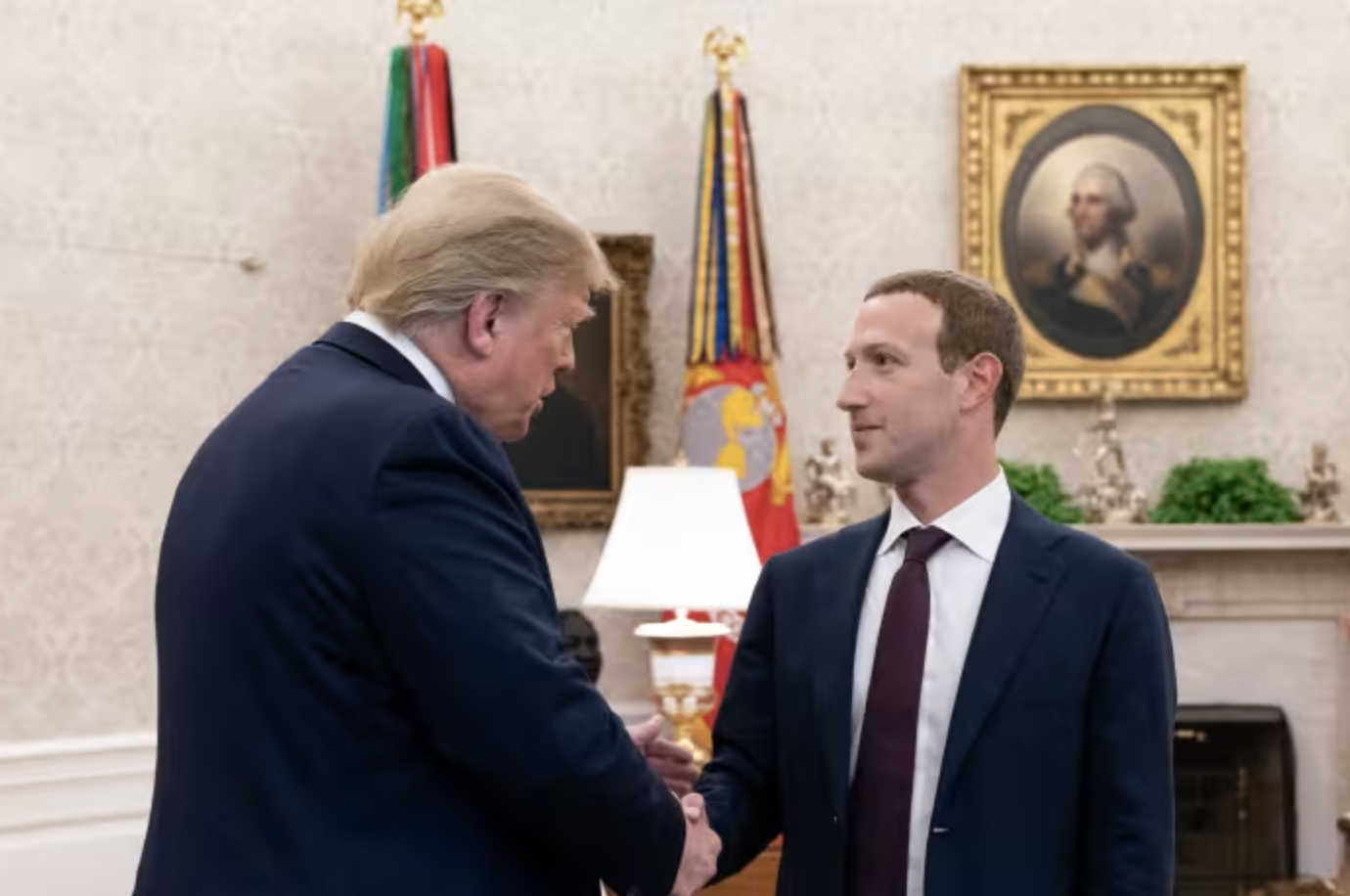 Mới đây, CEO Mark Zuckerberg (trái) của Meta đã có bữa tối riêng với ông Trump tại khu nghỉ dưỡng Mar-a-Lago của ông Trump - Ảnh: WSJ.
