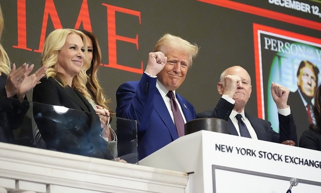 Tổng thống đắc cử Donald Trump mở cửa Sàn giao dịch chứng khoán New York vào ngày 12/12 sau khi được tạp chí Time vinh danh là