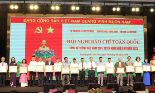 Tạp chí Kinh tế Việt Nam nhận Bằng khen vì có thành tích xuất sắc trong thông tin, tuyên truyền, thực hiện nhiệm vụ chính trị năm 2024 