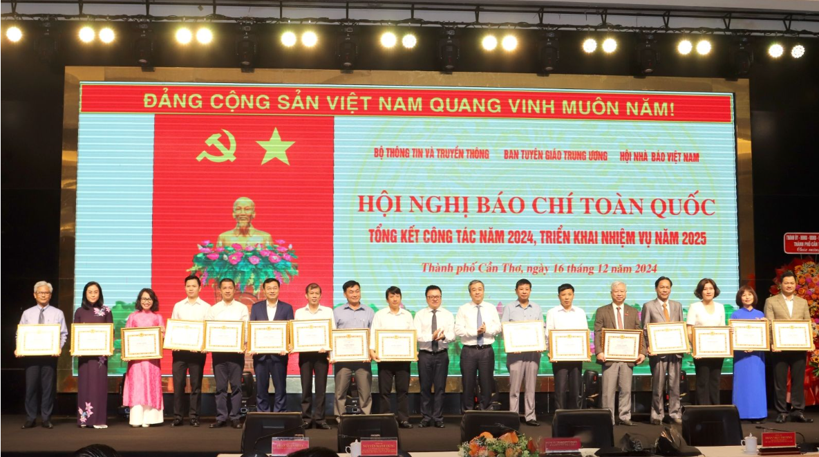 Ông Đào Quang Bính (thứ 5 từ phải qua), Tổng thư ký tòa soạn Tạp chí Kinh tế Việt Nam, nhận bằng khen tại hội nghị.