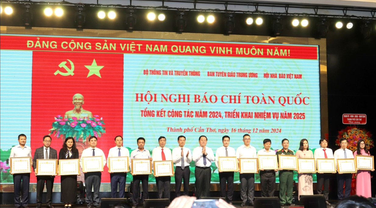 Ban Tuyên giáo Trung ương trao Bằng khen cho các cơ quan, đơn vị có thành tích xuất sắc trong công tác báo chí năm 2024
