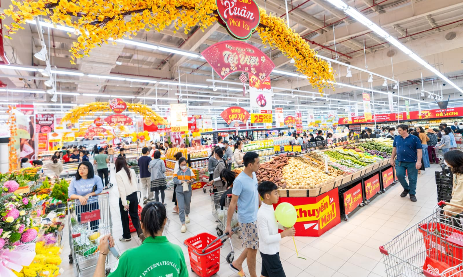Hầu hết các siêu thị đều ưu tiên vị trí quầy kệ bắt mắt cho những sản phẩm có sức tiêu thụ lớn trong dịp này.