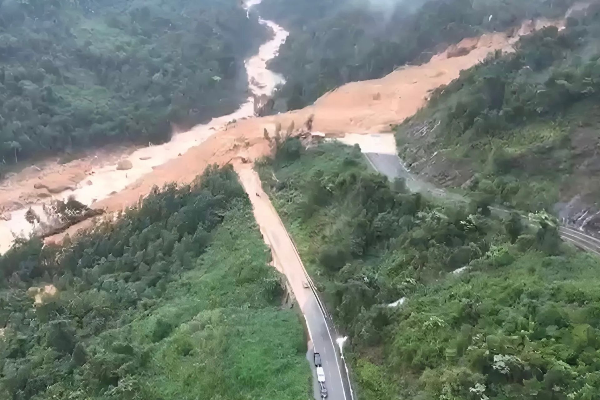 Vị trí sạt lở trên đèo Khánh Lê nằm ở km42 đến km43