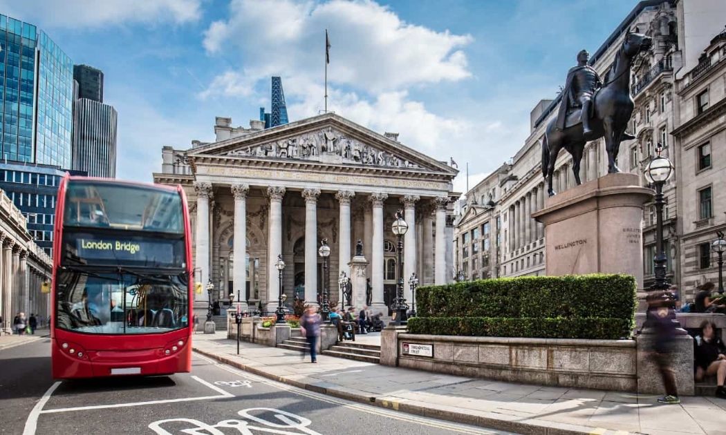 Bên ngoài tòa nhà của sàn chứng khoán London - Ảnh: Getty Images