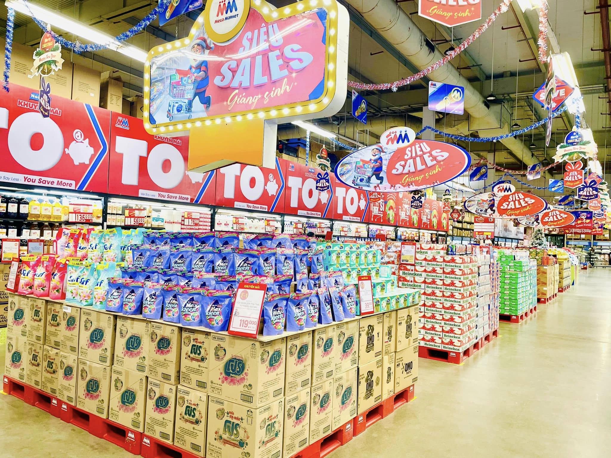 C&aacute;c si&ecirc;u thị cũng đang tập trung đẩy mạnh cung ứng h&agrave;ng h&oacute;a gi&aacute; tốt ra thị trường.