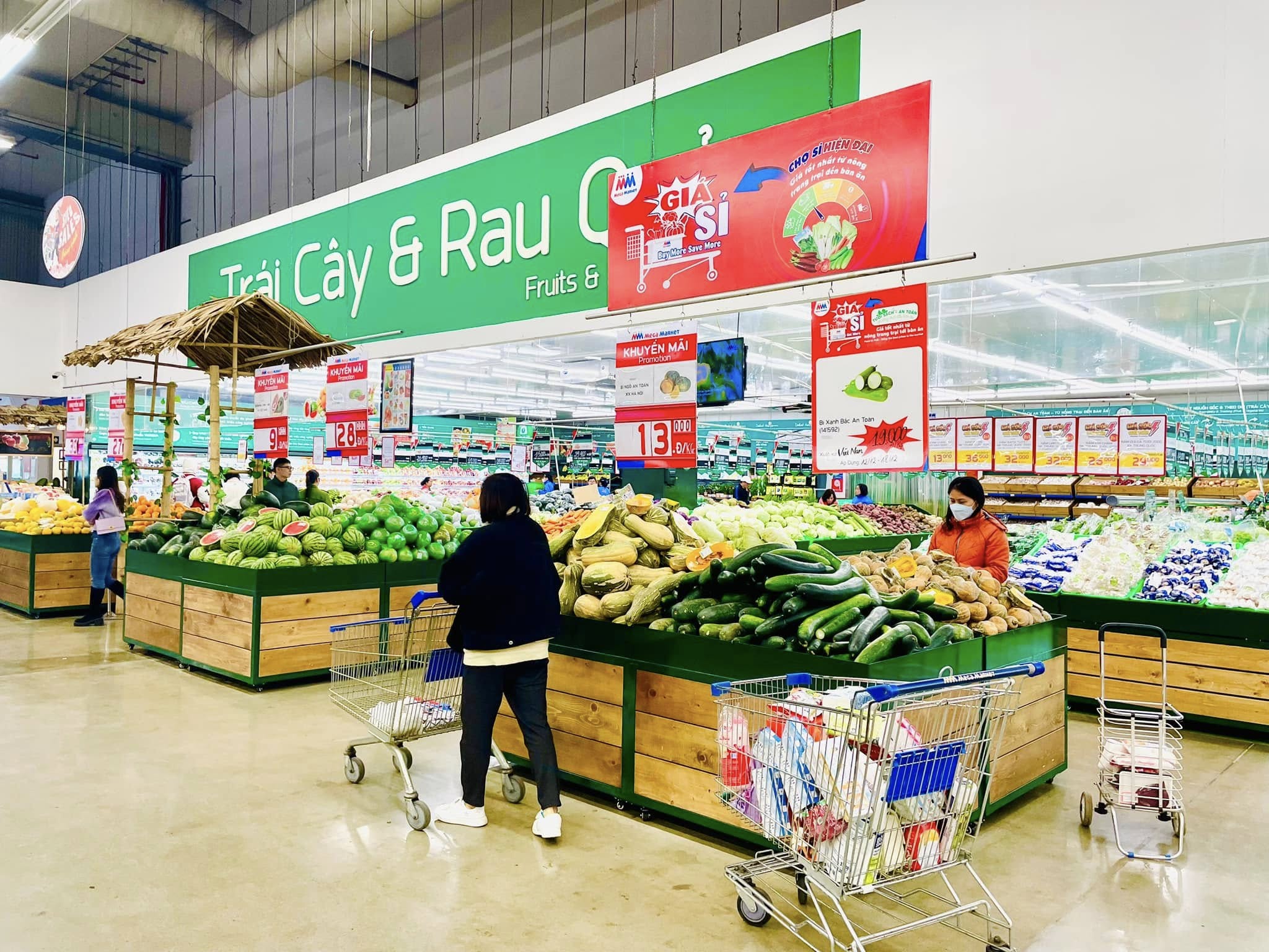 Những mặt h&agrave;ng thực phẩm, rau củ quả cũng được c&aacute;c doanh nghiệp, hợp t&aacute;c x&atilde; đẩy mạnh thu mua, sản xuất để kịp thời cung ứng cho người d&acirc;n.