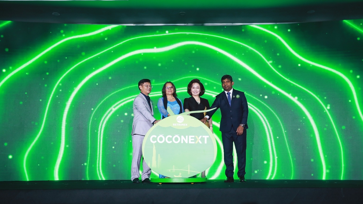 &Ocirc;ng Nuwan Chinthaka - Ph&oacute; Chủ tịch Hiệp hội Dừa Quốc tế, b&agrave; Đặng Huỳnh Ức My - Chủ tịch Betrimex v&agrave; c&aacute;c đại biểu thực hiện nghi thức khai mạc CocoNext 2024.