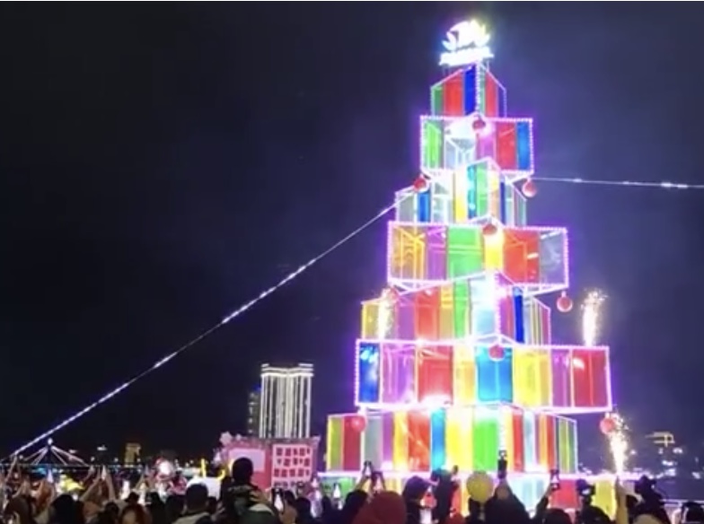 Ánh sáng rực rỡ của cây thông Noel. Ảnh Ngô Anh Văn