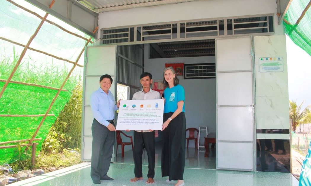 Bàn giao nhà chống chịu thiên tai cho người dân tại tỉnh Cà Mau. Ảnh: Chu Khôi.