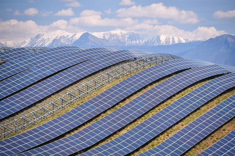 Các tấm pin mặt trời quang điện tại nhà máy điện ở La Colle des Mees, Alpes