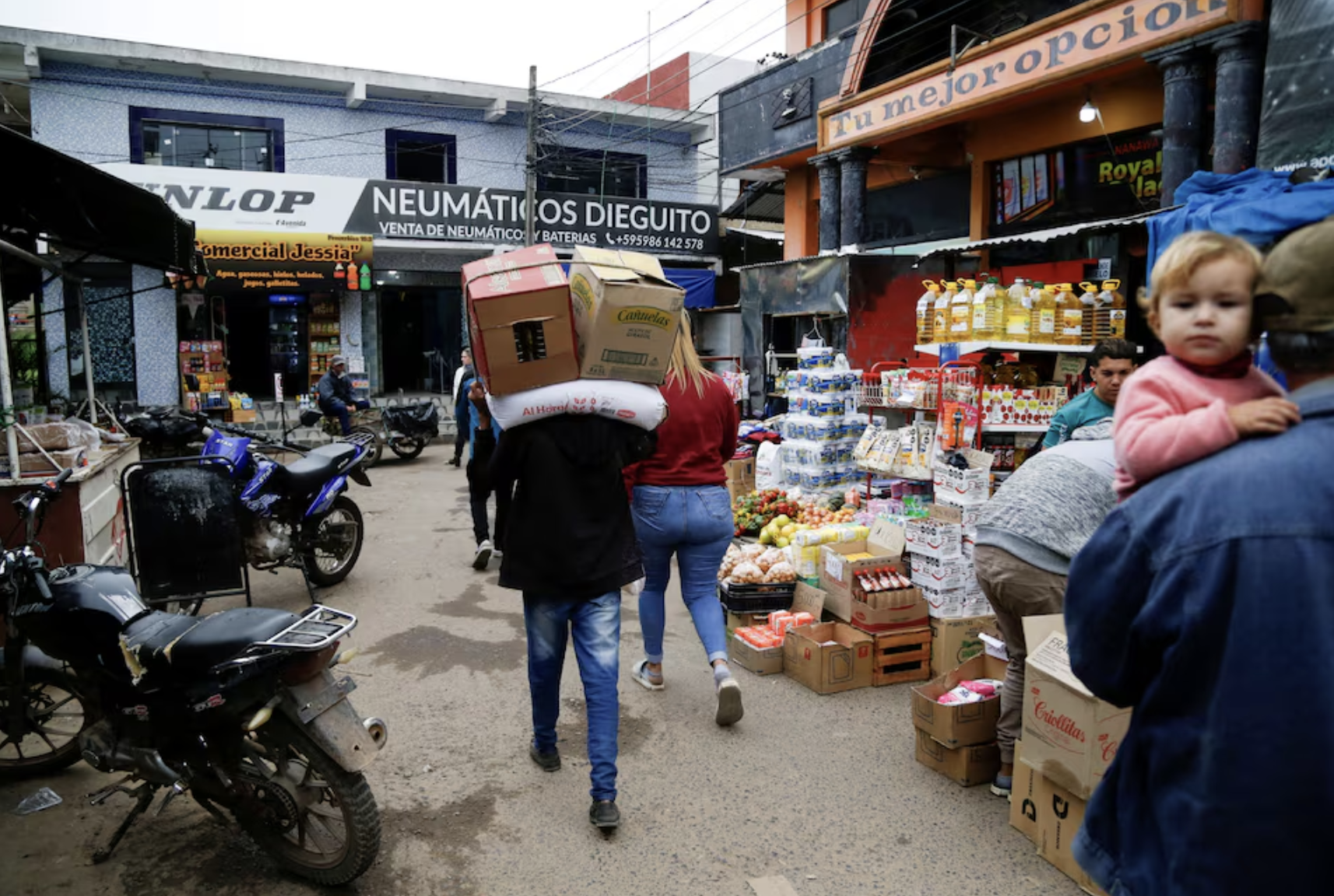 Một khu chợ ở Argentina - Ảnh: Reuters.