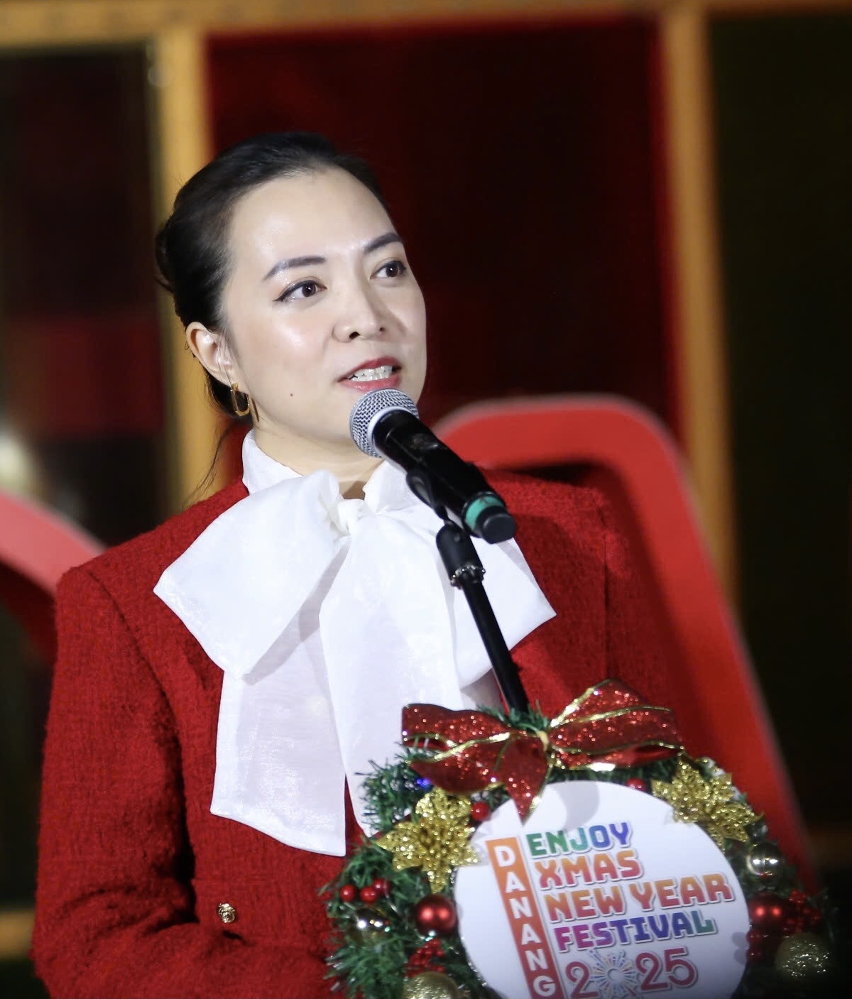 Bà Nguyễn Thị Hoài An, Phó Giám đốc Sở Du lịch Đà Nẵng, phát biểu tại sự kiện Thắp sáng cây thông ánh sáng. Ảnh Ngô Anh Văn
