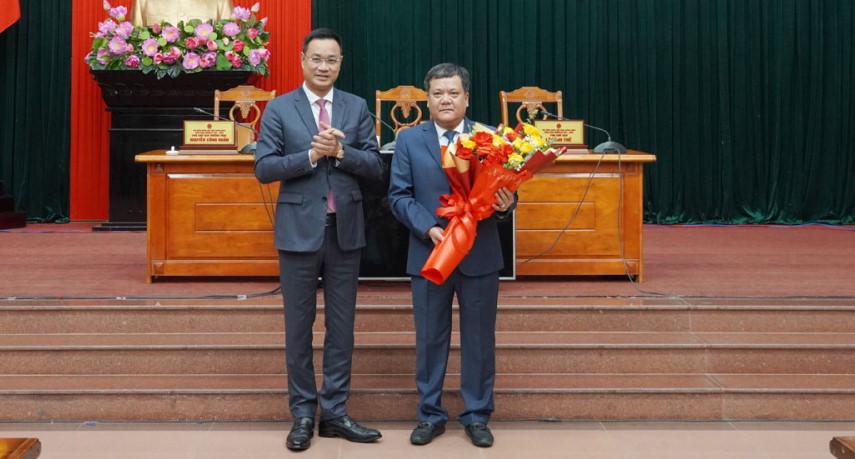 Bí thư Tỉnh ủy Quảng Bình Lê Ngọc Quang tặng hoa chúc mừng ông Trần Phong được bầu làm Chủ tịch UBND tỉnh Quảng Bình