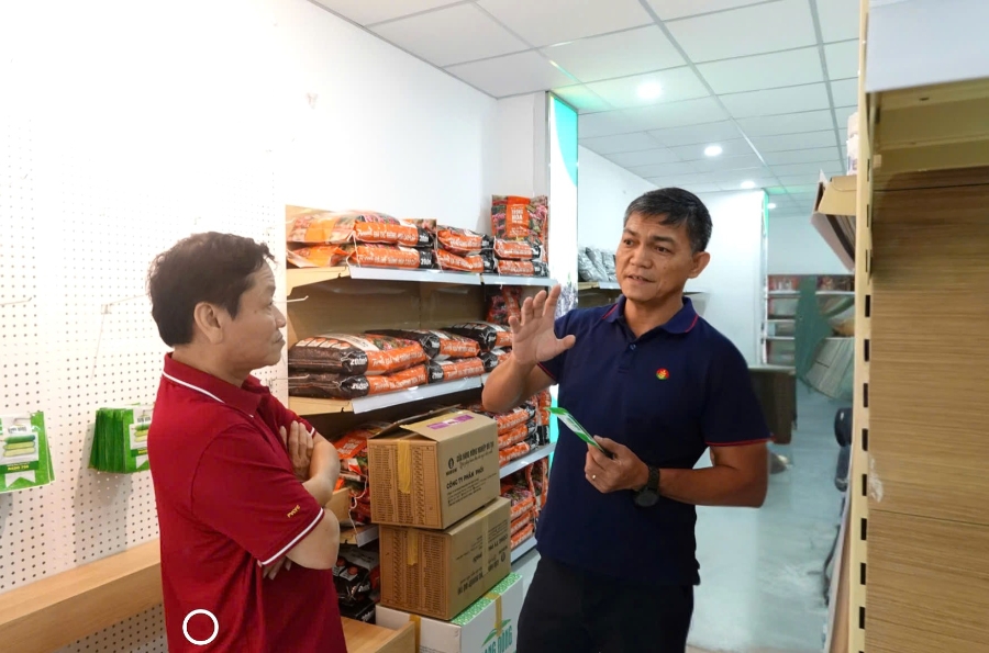 Tổng gi&aacute;m đốc PVCFC kiểm tra v&agrave; gi&aacute;m s&aacute;t tại cửa h&agrave;ng N&ocirc;ng nghiệp đ&ocirc; thị đầu ti&ecirc;n ở Tp.HCM.