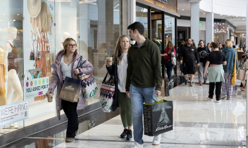 Số liệu bán lẻ tốt hơn dự báo của Mỹ nói lên điều gì về triển vọng lãi suất Fed?