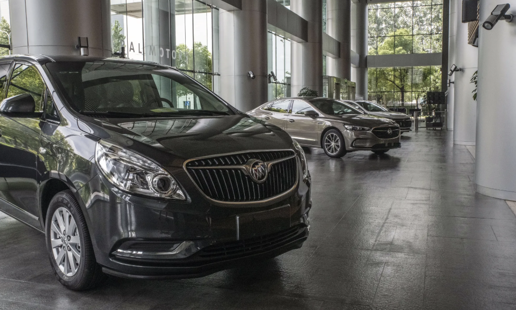Những chiếc xe Buick và Chevrolet trong trụ sở chi nhánh GM ở Thượng Hải - Ảnh: Bloomberg.