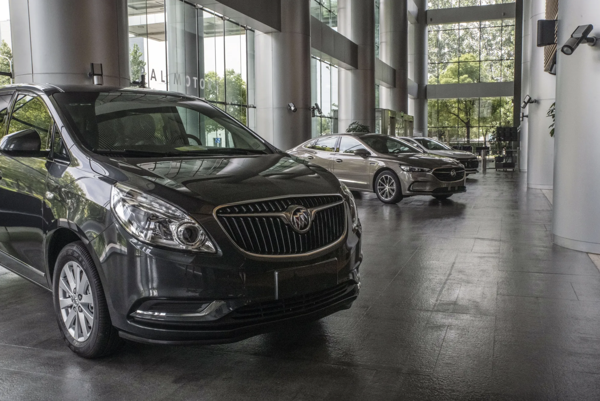 Những chiếc xe Buick và Chevrolet trong trụ sở chi nhánh GM ở Thượng Hải - Ảnh: Bloomberg.