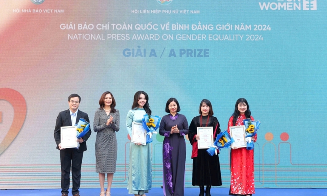 Ban tổ chức vinh danh các tác giả đoạt giải.