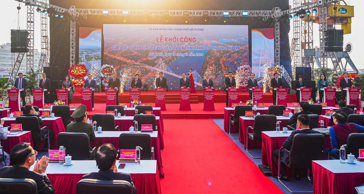 Ông Trần Thanh Mẫn, Chủ tịch Quốc hội tham dự lễ khởi công xây dựng cầu Nguyễn Trãi 