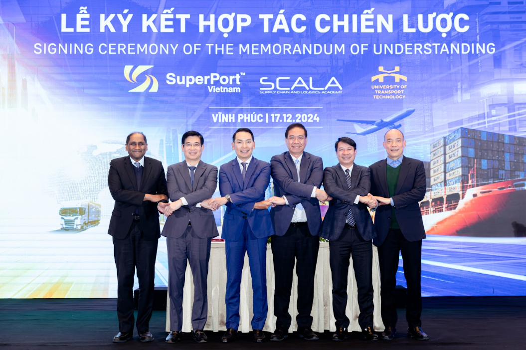 Hai lễ ký kết hợp tác giữa Việt Nam SuperPort™,Trường Đại học Công nghệ Giao thông Vận tải (UTT), Học viện Chuỗi cung ứng và Logistics Singapore (SCALA) và Tổng công ty Bưu điện Việt Nam (Vietnam Post) diễn ra vào chiều ngày 17/12 tại Vĩnh Phúc.
