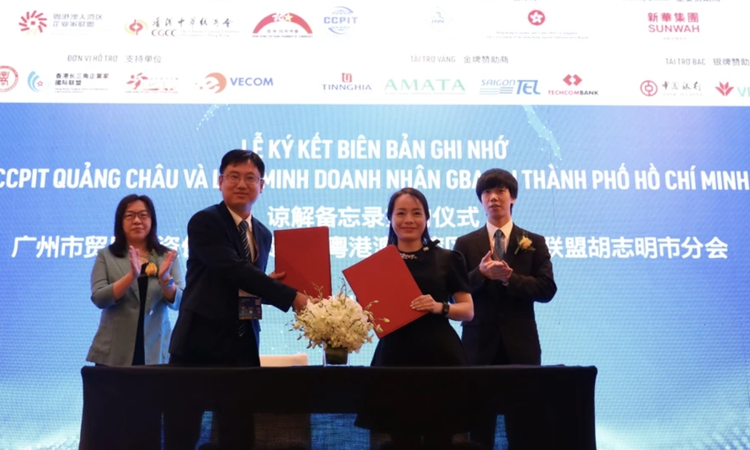 Ký kết hợp tác giữa Hội đồng Xúc tiến Thương mại Quốc tế Trung Quốc tại Quảng Châu và Liên minh Doanh nhân Vùng vịnh Quảng Đông - Hồng Kông - Ma Cao tại Việt Nam.